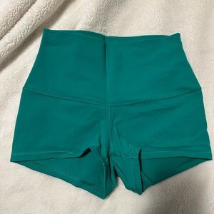 LULULEMON HIGH RISE SHORT 2”